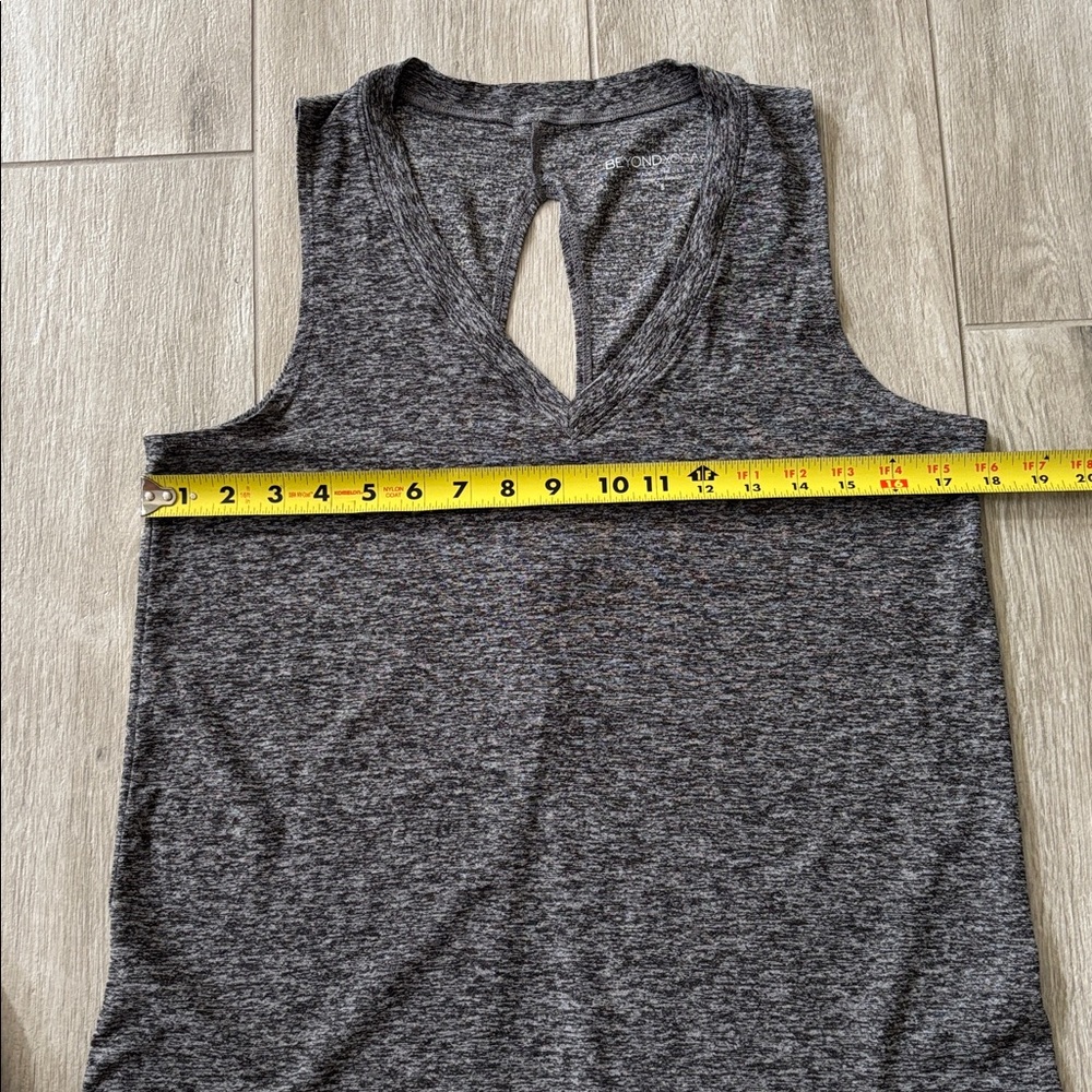 Beyond Yoga Black & Gray Space Dye V-Neck Featherweight Split Back Tank Size S - Picture 7 of 10